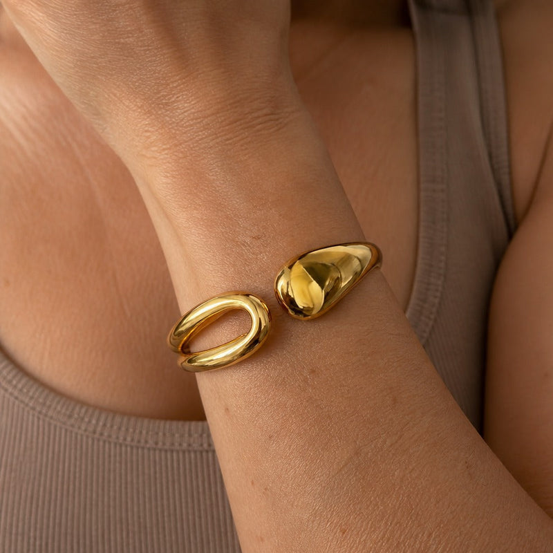 Enduring Teardrop Gold Bracelet